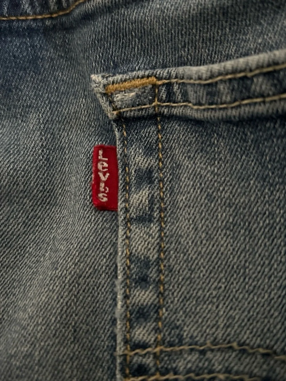 Levi's Men's Straight Leg Jeans in Medium Blue Wash